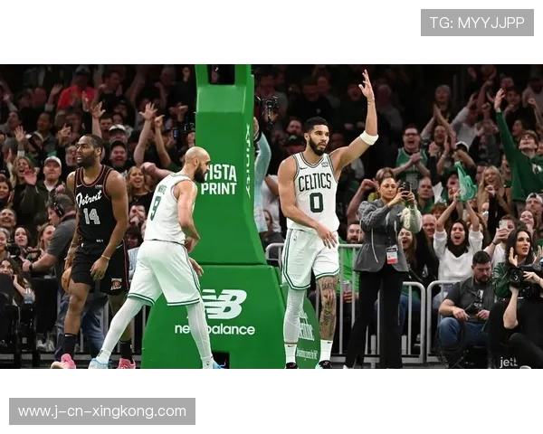 凯尔特人迎战活塞，布朗PK坎宁安，谁能掌控赛场？